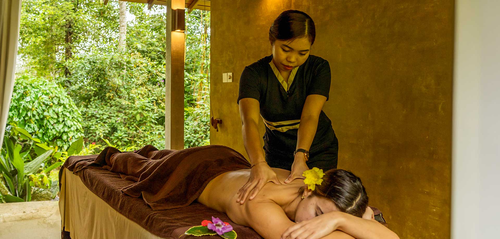 Spa treatment at Aarogya Luxury Spa in Aarunya Nature Resort